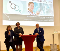Bildunterschrift: Moderator Elimar Brandt in der Diskussion mit Dr. Nonnenmacher (links) und Dr. Czyborra (Mitte)